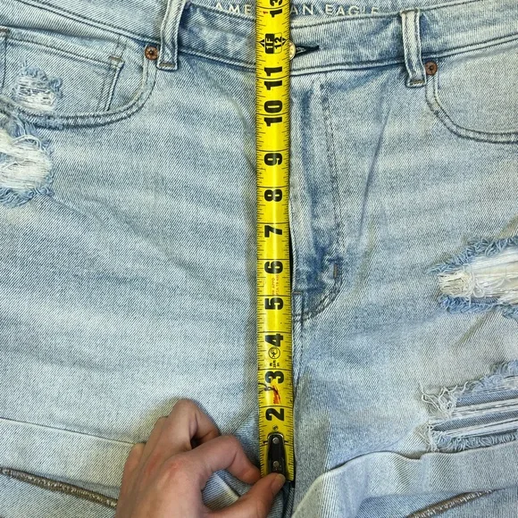 American Eagle Women's Size 14Distressed Cuffed Mom Jean Shorts Light Wash Blue - Picture 5 of 9